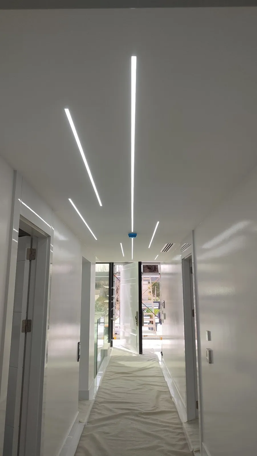 Koridor tavanında lineer LED armatür aydınlatması