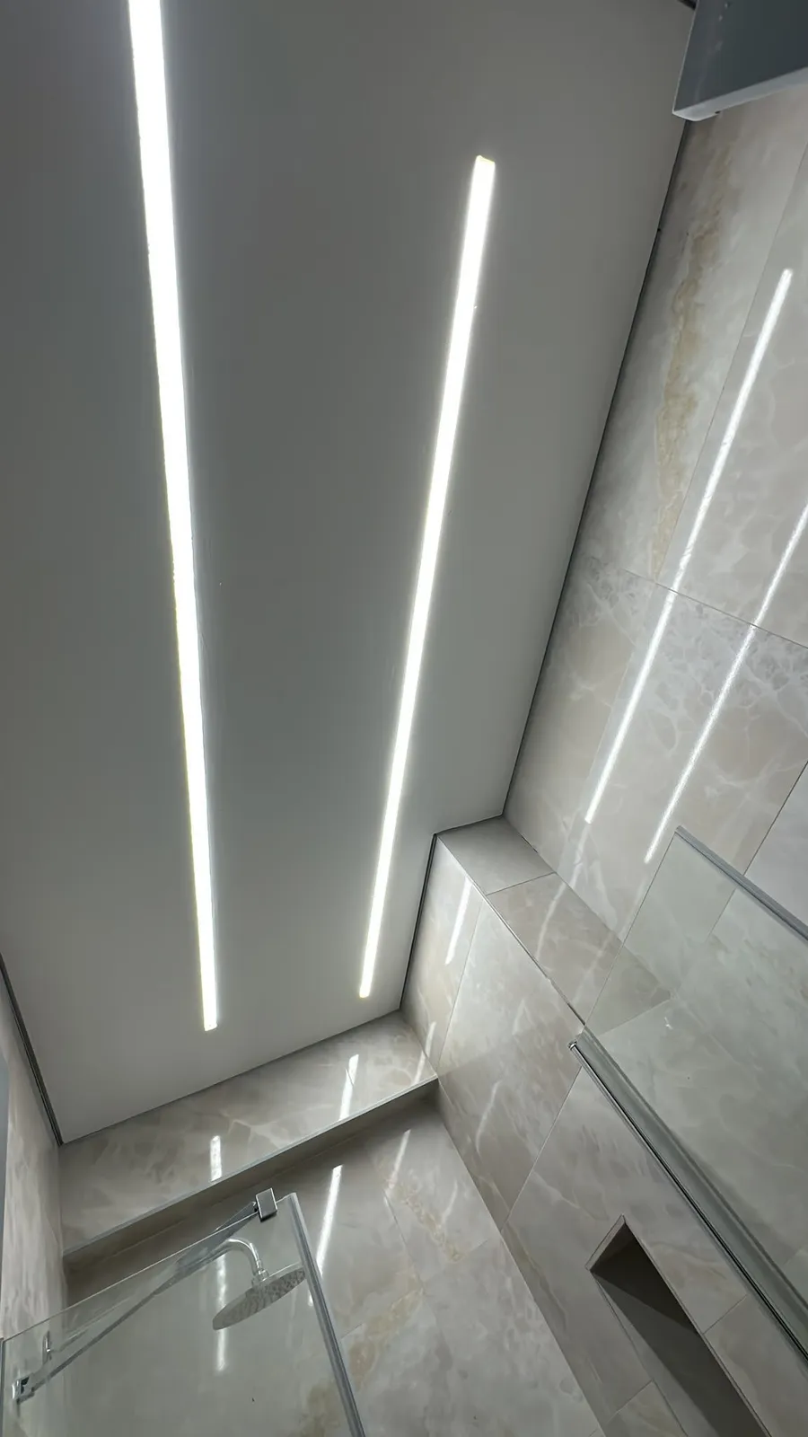 Merdiven ve yüksek tavanda lineer LED armatür aydınlatması